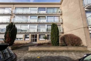 Gunstig gelegen op wandelafstand van het bruisende centrum van Mortsel met winkels en openbaar vervoer én vlakbij Fort V.Indeling: ruime inkomhall...