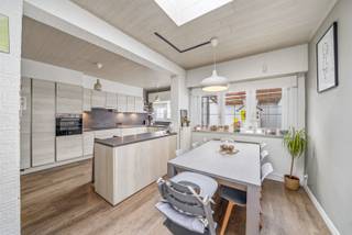 Deze instapklare rijwoning combineert ruimte, comfort en een praktische indeling. Met vier slaapkamers, twee badkamers, een garage en een gezellig terras is dit de ideale gezinswoning voor wie zonder zorgen wil verhuizen.<br /><br />Via de inkomhal met apart gastentoilet komt u in de gezellige leefruimte, die aansluit op de lichtrijke eetplaats. De volledig uitgeruste keuken beschikt over alle nodige toestellen en geeft rechtstreeks uit op het onderhoudsvriendelijke terras.<br /><br />Op de eerste verdieping bevinden zich twee ruime slaapkamers en twee badkamers (waarvan één ensuite), wat zorgt voor extra comfort. De tweede verdieping, bereikbaar via een vaste trap, omvat nog twee slaapkamers en een polyvalente ruimte die perfect dienst kan doen als bureau, speelkamer of hobbyruimte.<br /><br />Verder beschikt de woning over een praktische kelder, een garage met elektrische sectionaalpoort, centrale verwarming op aardgas en PVC-ramen met dubbele beglazing. Dankzij de verzorgde afwerking en de goede staat van onderhoud is deze woning volledig instapklaar.<br /><br />De centrale ligging in de Opexwijk, vlakbij winkels, scholen, openbaar vervoer en het centrum van Oostende, vormt een extra troef. Kortom, een ruime en instapklare gezinswoning waar u zich meteen thuis zult voelen.<br /><br />Interesse? Contacteer ons en plan uw bezoek in!