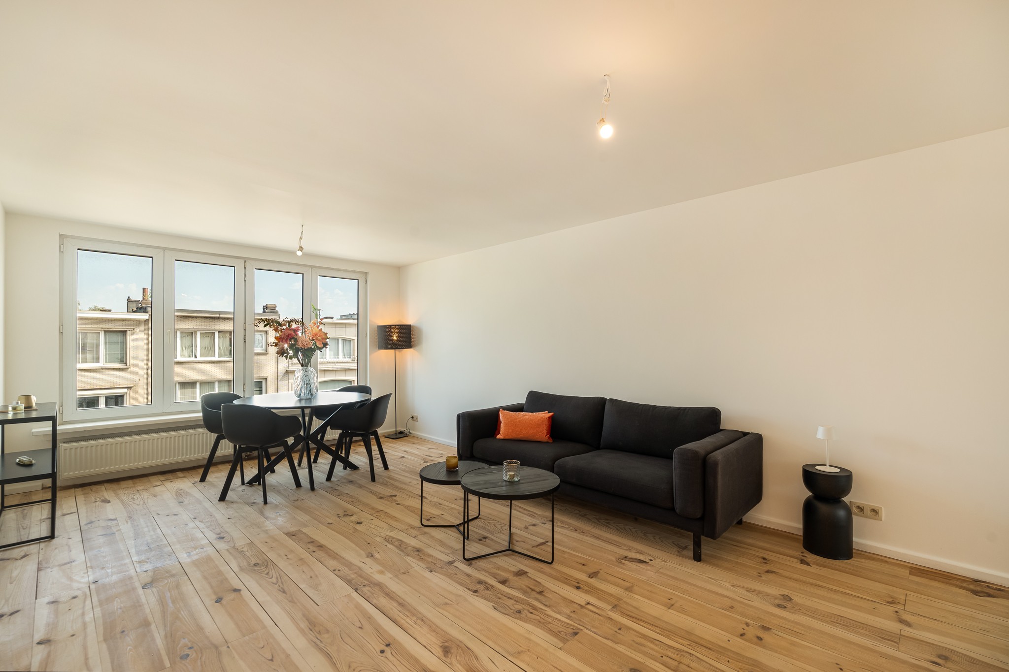 Stijlvol gerenoveerd 2-slaapkamerappartement op een rustige, toplocatie! - foto 1