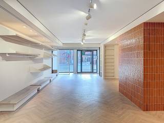 Ben jij op zoek naar een commerciële ruimte op een centrale A-locatie? Deze instapklare handelsruimte van 312 m², gelegen in het hart van de winkelstraat, is perfect geschikt voor retail, showroom of dienstverlening.
Dankzij de mooie toog, volledig uitgeruste keuken (met afwasmachine) en een gastentoilet met handenwasser, airco is de ruimte direct inzetbaar voor diverse doeleinden.
De grote etalage zorgt voor optimale zichtbaarheid en natuurlijke lichtinval én komt met extra troeven: een ondergrondse autostaanplaats en een praktische stockruimte, inbegrepen in de huur.
Provisie/servicekosten: €100 per maand
Onroerende voorheffing 2594 euro (in 2024)
EPC D - Elec arei conform
Beschikbaarheid: per direct
Deze commerciële ruimte biedt een uitstekende kans voor ondernemers die op zoek zijn naar zichtbaarheid, ruimte en gebruiksklare voorzieningen op een toplocatie.
Interesse? Neem contact op voor meer informatie of om een bezichtiging in te plannen via laila@immodor.be of +32 477308559
Ruimtes als deze zijn zeldzaam – wees er snel bij!