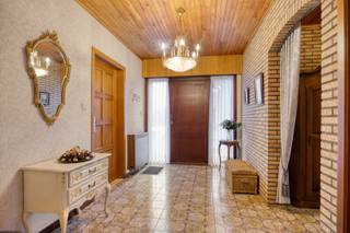 <strong>Gelijkvloerse woning te koop met 3 slaapkamers op perceel van 11a 50ca in Tessenderlo</strong><br /><br />De woning aan de Paalseweg 75 in Tessenderlo geniet van een vlot bereikbare ligging langs een belangrijke verbindingsweg. Het centrum van Tessenderlo en Paal zijn snel bereikbaar en ook de autosnelweg bevindt zich op slechts 10 minuten rijden. In de nabije omgeving vind je winkels, scholen en horecazaken, wat zorgt voor optimaal dagelijks comfort. Daarnaast bieden de omliggende groene zones tal van mogelijkheden voor rust en ontspanning.<br /><br />We betreden de woning via de voordeur en komen terecht in de ruime inkomhal (8,94m²), voorzien van een apart toilet (1,74m²). De lichtrijke woonkamer (33,36m²) biedt een aangenaam gevoel van ruimte dankzij de grote raampartijen aan zowel de voor- als achterzijde, terwijl een houtkachel extra gezelligheid creëert. Vanuit zowel de inkomhal als de woonkamer heb je toegang tot de keuken (13,7m²), die uitgerust is met een elektrisch kookvuur, oven, spoelbak en koelkast. Aansluitend bevindt zich een ruime veranda (24,21m²) met een mooi zicht op de tuin.<br /><br />Het slaapgedeelte omvat drie slaapkamers (12,42m², 14,30m² en 14,73m²), elk met veel lichtinval en voorzien van rolluiken. De badkamer (5,18m²) is ingericht met een dubbele lavabo en een ligbad.<br />Daarnaast beschikt de woning over een zolder (40m²) en een kelder (17,5m²), die extra bergruimte bieden.<br /><br />Voor het parkeren van de auto is er voldoende plaats op de oprit, maar er is ook een inpandige garage (28,78m²) en een vrijstaande garage (27,70m²) aanwezig.<br />De woning is gelegen op een mooi perceel met een verzorgde tuin, ideaal voor spelende kinderen of om in alle rust te genieten.<br /><br />De verwarming gebeurt via centrale verwarming op stookolie. De berekende energiescore bedraagt 485 kWh/m²jaar, wat overeenkomt met een EPC label E.<br /><br />Spreekt deze leuke woning jullie aan? Contacteer ons voor meer info of een bezoek ter plaatse via info@bosmanvastgoed.be. Wij helpen jullie graag verder!<br /><br />De woning heeft momenteel een EPC ‘E' wat wil zeggen dat dit pand is onderworpen aan de renovatieverplichting van de Vlaamse overheid voor residentiële gebouwen (behoudens sloop binnen 6 jaar na de aankoop). Consulteer voor meer informatie de website van het Vlaams Energie- en Klimaatagentschap via https://www.vlaanderen.be/een-huis-of-appartement-kopen/renovatieverplichting-voor-residentiele-gebouwen.