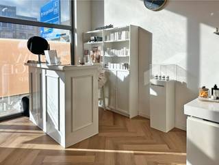 <strong>Zeer ruime en lichtrijke handelsgelijkvloers in Deurne!</strong><br /><br />Op deze zeer centrale locatie in Deurne bevindt zich dit ruim handelspand met veel mogelijkheden.<br /><br />Het handelspand bestaat uit een grote, open ruimte, met veel lichtinval door de grote ramen vooraan. Deze mooie ruimte omvat een open tussenverdieping waar bijvoorbeeld een bureauruimte van gemaakt kan worden. <br /><br />Verder beschikt dit handelspand nog over een apart toilet, een keuken, een technische berging en een privatieve kelderberging. <br /><br />Momenteel is dit verhuurd aan 750€/maand, ideaal als investering dus.<br /><br />Opgelet: niet geschikt voor horeca!<br /><br /><strong>Pluspunten</strong>:<br />+ Verhuurd aan 750€/maand<br />+ Veel natuurlijk lichtinval <br />+ Ruime handel gelijkvloers met tussenverdieping<br />+ Kitchenette & apart toilet<br />+ Privatieve kelderberging<br />+ Veel mogelijkheden<br />+ Centraal gelegen in Deurne<br /><br />Interesse in dit handelspand? Contacteer ons via <strong>03 337 50 70</strong> of <strong>info@vbvastgoed.be</strong> voor meer informatie of een afspraak ter plaatse!