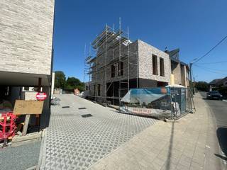 <p>Op wandelafstand van het centrum van Liedekerke bevindt zich deze hedendaagse nieuwbouwwoning. De woning combineert een klasse uitstraling met gebruik van de nieuwste technieken (warmtepomp - ventilatie D). Een vlotte bereikbaarheid naar de E40 richting Brussel en Gent alsook verschillende faciliteiten op wandelafstand én dit alles in een rustige straat met weinig verkeer.</p><p>De woning geniet op het gelijkvloers van een ruime lichtrijke woonkamer met open - volledig geïnstalleerde keuken (met eiland), een inpandige garage, gastentoilet, een berging en de inkomhal.</p><p>De eerst verdieping telt 3 slaapkamers waarvan één masterbedroom met dressing, een badkamer met inloopdouche en toilet en de toegang naar de zolder.</p><p>De zolder, met zijn totale opp. van 60m², biedt de mogelijkheid deze nog in te richten als 4e slaapkamer, polyvalente ruimte of een eventuele bureauruimte.</p><p>Extra pluspunten zijn alvast: Ventilatie type D - Warmtepomp lucht-lucht - Buitenschrijnwerk in aluminium met dubbele beglazing - Vloerverwarming - Gezellige tuin met terras - Zuidoost gerichte tuin - Rustige straat - School nabij.</p><p>*Vraagprijs is exclusief registratie en BTW</p>
