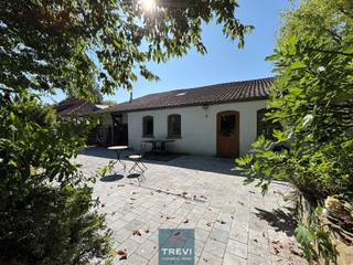 Hellebecq, in een aantrekkelijke straat aan de landelijke kant, zeer goed bereikbaar, mooi charmant pand met comfortabele ruimtes en een...