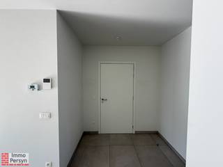 Dit lichtrijke appartement op de eerste verdieping (Grote Baan 7) biedt modern wooncomfort op een toplocatie. De blikvanger is de ruime woonkamer...