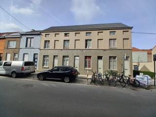 <span>INVESTERING: 4 VERHUURDE rijwoningen te Gent, nabij de Dampoort.</span><br /><span>Deze woningen zijn qua indeling identiek en beschikken op het gelijkvloers over een zithoek, keuken en badkamer. Op de 1ste en 2e verdieping is er telkens 1 slaapkamer voorzien.</span><br /><span>Alle woningen beschikken reeds over dubbel glas en centrale verwarming op aardgas.</span><br /><span>Op heden zijn de woningen verhuurd aan 700€ / 600€ / 795€ / 788€ per maand. Alle huurders wensen graag te blijven wonen.</span><br /><span>Ideaal als investering!</span><br /><span>Renovatieplicht WEL van toepassing (dak isoleren of aantonen dat er mogelijks isolatie zit). Asbestveilig.</span><br /><span>EPC: 597 kWh – UC: 20241104-0003026957-RES-1</span><br /><span>[Gvg, Wg, Gdv, Vkr, Gvv]. G-score: A en P-score: A</span><br /><span>Voor meer info of een bezoek: 0485/85.86.65 of info@vhvastgoed.be</span>