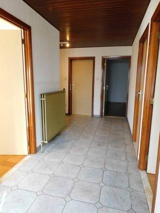 Bent u op zoek naar een woning waar rust, comfort en ruimte samenkomen? Dan is deze gelijkvloerse woning in de Wittevennestraat nummer 21 met een bewoonbare oppervlakte van maar liefst 185m² precies wat u zoekt. Gelegen op een prachtig perceel van 10a 33ca, geniet u hier van optimale privacy en een volledig aangelegde omgeving.<br /><br />Bij het binnenkomen wordt u verwelkomd in een ruime inkomhal die meteen het gevoel van openheid en licht benadrukt. De woning beschikt over drie volwaardige slaapkamers, ideaal voor een gezin of voor wie graag een bureau of hobbyruimte voorziet. De badkamer is uitgerust met een lavabo, douche en bad. Daarnaast is er een apart toilet met lavabomeubel.<br /><br />De absolute blikvanger is de zeer ruime en lichtrijke leef- en eetruimte met parketvloer, waar grote raampartijen zorgen voor een aangename connectie met buiten. Hier geniet u van gezellige familiemomenten of ontvangt u gasten in alle comfort. De keuken is volledig uitgerust met alle toestellen en biedt voldoende ruimte voor een eettafel – ideaal voor gezellige maaltijden.<br /><br />Via één van de slaapkamers bereikt u met een vaste trap de zolderverdieping. Deze ruimte is eveneens afgewerkt en biedt de mogelijkheid om nog extra slaapkamers te creëren – perfect voor een groeiend gezin of wie extra ruimte wenst.<br /><br />Buiten geniet u van een overdekt terras, waar het heerlijk vertoeven is in elk seizoen. De tuin is volledig aangelegd en biedt rust en privacy. Verder beschikt de woning over een aparte garage en een werkhuis van 42m² achteraan het perceel – ideaal voor zelfstandigen, hobbyisten of extra opslagruimte.<br /><br />Deze woning combineert comfortabel gelijkvloers wonen, uitbreidingsmogelijkheden en een uitzonderlijk rustige ligging op een royaal perceel. Een unieke kans voor wie ruim en zorgeloos wil wonen in alle sereniteit. Interesse? Neem contact op voor een bezoek via 011 233 044 en ontdek zelf de charme en mogelijkheden van deze prachtige woning.