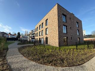 Ontdek dit aangename gelijkvloers appartement met 2 slaapkamers, halfopen bebouwing en een uitstekende ligging. Dankzij de grote raampartijen geniet...