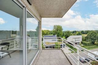 <p><span>Zeer licht appartement met 3 slaapkamers, een ruim terras en een garagebox te koop te Hoboken aan de Praaglaan 31.</span></p><p><span>Dit appartement met drie slaapkamers bevindt zich op de vierde verdieping van een kleinschalig gebouw met lift, op wandelafstand van het Schoonselhof en Fort 8. </span></p><p><span>Openbaar vervoer, winkels en scholen liggen in de directe omgeving en met een vlotte verbinding naar het centrum van Antwerpen. </span></p><p><span> </span></p><p><span> </span></p><p><span>Indeling :</span></p><p><span> </span></p><p><span>- inkomhal</span></p><p><span>- berging</span></p><p><span>- woonkamer met veel lichtinval</span></p><p><span>- groot terras</span></p><p><span>- ruime keuken</span></p><p><span>- badkamer</span></p><p><span>- aparte wc</span></p><p><span>- slaapkamer 1</span></p><p><span>- slaapkamer 2</span></p><p><span>- slaapkamer 3</span></p><p><span>- ondergrondse garagebox mits meerprijs van 30.000 euro</span></p><p><span> </span></p><p><span>Troeven:</span></p><p><span>- lift</span></p><p><span>- EPC 149 kWh/m² jaar - </span><span>label B</span></p><p><span>- asbestveilig attest</span></p><p><span>- elektrische installatie </span><span>conform AREI</span></p><p><span>- ramen in alu-kader met dubbele beglazing</span></p><p><span>- recente individuele centrale verwarming op gas </span></p><p><span> </span></p><p><span> </span></p><p><span>Ben jij geïnteresseerd in dit appartement te koop in Hoboken, ben je op zoek naar ander vastgoed of wens je de waarde van jouw eigendom te kennen? Dan ben je bij BOLT immo aan het juiste adres! Wij helpen jou graag verder.</span></p><p><span> </span></p>