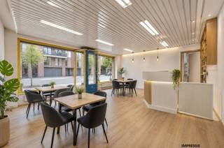 <p><span>Voormalige horecazaak met woonst, gelegen op een toplocatie nabij het centrum van het gezellige Schriek, met  winkels, scholen en openbaar vervoer in de directe omgeving.</span></p><p><span> </span></p><p><span>Het pand heeft een bewoonbare oppervlakte van 237m² en is gelegen op een perceel van 200m². Met deze verrassend ruime bewoonbare oppervlakte en functionele indeling biedt het pand tal van mogelijkheden. Op de benedenverdieping bevindt zich het handelsgedeelte dat is opgesplitst in een winkelruimte met wachtplaats en een ruime keuken. Deze is toegankelijk via een afzonderlijke inkomhal die vandaag tegelijkertijd dienst doet als voorraadkamer. Het privé gedeelte op het gelijkvloers omvat een kleine keuken en een woonkamer die via een hal toegang geeft tot het toilet en het ommuurde en deels overdekte terras met ruime berging. Op de eerste verdieping vinden we een ruime nachthal, 7 kamers en 1 badkamer met douche, lavabo en toilet. Onder het privé gedeelte bevindt zich nog een kleine voorraadkelder.</span></p><p><span> </span></p><p><span>Kom de troeven van deze woonst ter plaatse ontdekken en maak een afspraak: 015/755 444 of info@immovercammen.be </span></p><p><span>Renovatieplicht EPC: binnen 6 jaar na aankoop = verplichte renovatie tot label D of beter.</span></p>