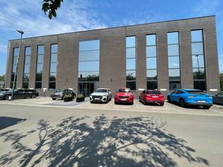 Fenomenaal gelegen polyvalente ruimte (kantoren/showroom) met een oppervlakte van 412 m² te koop op amper 250 m van de R0 exit 7 Grimbergen en op wandelafstand van station Strombeek-Bever.<br /><br />De casco ruimte situeert zich op de 1e verdieping en betreft een open space. Dankzij de talrijke raampartijen geniet men van veel lichtinval. Ruime parkeermogelijkheden bij het gebouw. Tevens mogelijk tot aankopen van het bovenliggende kantoor à 412 m², samenvoegbaar tot 824 m².<br /><br />Contacteer<strong> PANORAMA B2B</strong> voor bijkomende inlichtingen, plannen of een vrijblijvend plaatsbezoek <strong>0477 09 00 09.</strong>