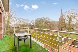 <strong>Exclusieve penthouse</strong> in het bruisende centrum van <strong>Mortsel</strong>.<br /><br /><strong>Indeling:</strong><br />Via de inkomhal betreedt u deze ruime penthouse met een <strong>uitzonderlijk royale leefruimte</strong>. Grote raampartijen creëren een <strong>open gevoel </strong>en bieden directe toegang tot het <strong>eerste terras</strong>.<br />Aansluitend bevindt zich de eethoek met een <strong>volledig geïnstalleerde keuken</strong> en toegang tot het <strong>tweede terras</strong>. Naast de keuken is er een technische berging, ideaal voor wasmachine en droogkast.<br />Verder beschikt het appartement over een badkamer met douche, ligbad, dubbele wastafel en apart toilet.<br />Tot slot is er een <strong>ruime slaapkamer en een doorloopkamer</strong> die momenteel dienstig is als dressing, maar eenvoudig kan worden ingericht als tweede slaapkamer.<br /><br /><strong>Bijzonderheden:</strong><br /><strong>Lift</strong> tot op de verdieping van penthouse;<br /><strong>Twee terrassen</strong> aan de achterzijde van het gebouw met <strong>zicht op groen</strong>;<br />Mogelijkheid tot aankoop garagebox aan <strong>€29.000,00;</strong><br />Maandelijkse kosten: €85,00/ per maand.<br /><br /><strong>Ligging:</strong><br />Ideaal gelegen met <strong>alle faciliteiten binnen handbereik!</strong> Op korte afstand van belangrijke invalswegen en op wandelafstand van winkels, scholen, parken, ziekenhuizen, openbaar vervoer en sportvoorzieningen.