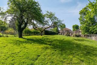 In een rustige en groene omgeving te Wemmel bevindt zich deze ruime, vrijstaande woning op een prachtig perceel van maar liefst 26a23ca. Deze...