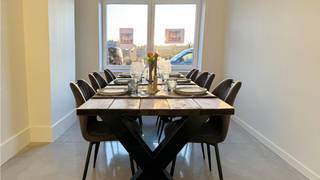 Energiezuinige volledig gerenoveerde karaktervolle woning in het centrum.We betreden deze karaktervolle woning via een grote inkomhal voorzien van...