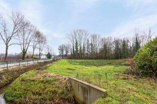 Bouwgrond van 8A 24CA voor open bebouwing.Straatbreedte: 20m. Diepte: 38,12m. Zuid-oriëntatie. Geen bouwverplichting.Centrale ligging nabij station...