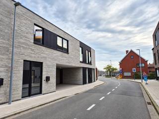 <p>Op zoek naar een ruime, energiezuinige nieuwbouwwoning op een toplocatie? Deze prachtige rijwoning in het centrum van Aalter combineert hedendaags wooncomfort met een uitstekende ligging, op een boogscheut van het station en alle belangrijke voorzieningen.</p>
<p></p>
<p>De woning wordt voor het eerst in gebruik genomen, is volledig geschilderd en dus volledig instapklaar. Met maar liefst 4 slaapkamers biedt ze alle ruimte voor een gezin, thuiswerk of een extra hobbykamer.</p>
<p></p>
<p>De badkamer is uitgerust met zowel een ligbad als een douche en een dubbel lavabomeubel. Ook aan praktische opbergruimte is geen gebrek, dankzij de aanwezigheid van 3 aparte bergingen (waarvan sommigen voorzien van technieken) en een tuinhuis in de tuin.</p>
<p></p>
<p>Buiten geniet je van een aangenaam terras en een tuin die momenteel nog wordt aangelegd. De tuin wordt door de eigenaar volledig afgewerkt opgeleverd. Bovendien beschikt de woning over een overdekte autostaanplaats aan de woning, geschikt voor één voertuig.</p>
<p></p>
<p>Ook op energetisch vlak scoort deze nieuwbouwwoning uitstekend. Dankzij de combinatie van vloerverwarming met een warmtepomp en zonnepanelen beschikt de woning over een EPC-label A+, wat bijdraagt aan een energiezuinig en comfortabel woonklimaat.</p>
<p></p>
<p>Troeven op een rij:</p>
<ul>
<li>Nieuwbouwwoning – eerste ingebruikname</li>
<li>Centrale ligging in Aalter, vlak bij het station</li>
<li>4 volwaardige slaapkamers</li>
<li>Badkamer met ligbad, douche en dubbel lavabomeubel</li>
<li>3 bergingen en een tuinhuis</li>
<li>Aangenaam terras en tuin, volledig afgewerkt bij oplevering</li>
<li>Overdekte autostaanplaats voor 1 voertuig</li>
<li>Vloerverwarming met geothermische warmtepomp en zonnepanelen</li>
<li>EPC-label A+ (-1 kWh/m²)</li>
<li>Volledig geschilderd en instapklaar</li>
<li>Onmiddellijk beschikbaar</li>
</ul>
<p></p>
<p>Huurprijs: € 1.250 per maand</p>
<p></p>
<p>Een ideale woning voor wie op zoek is naar ruimte, comfort en energiezuinig wonen op een centrale locatie in Aalter.</p>
<p></p>
<p><em>Opmerking bij de foto's: de buitenfoto's werden bewerkt met behulp van AI om een beeld te geven van het beoogde eindresultaat. De tuin is momenteel nog in aanleg en wordt door de eigenaar volledig afgewerkt opgeleverd.</em></p>