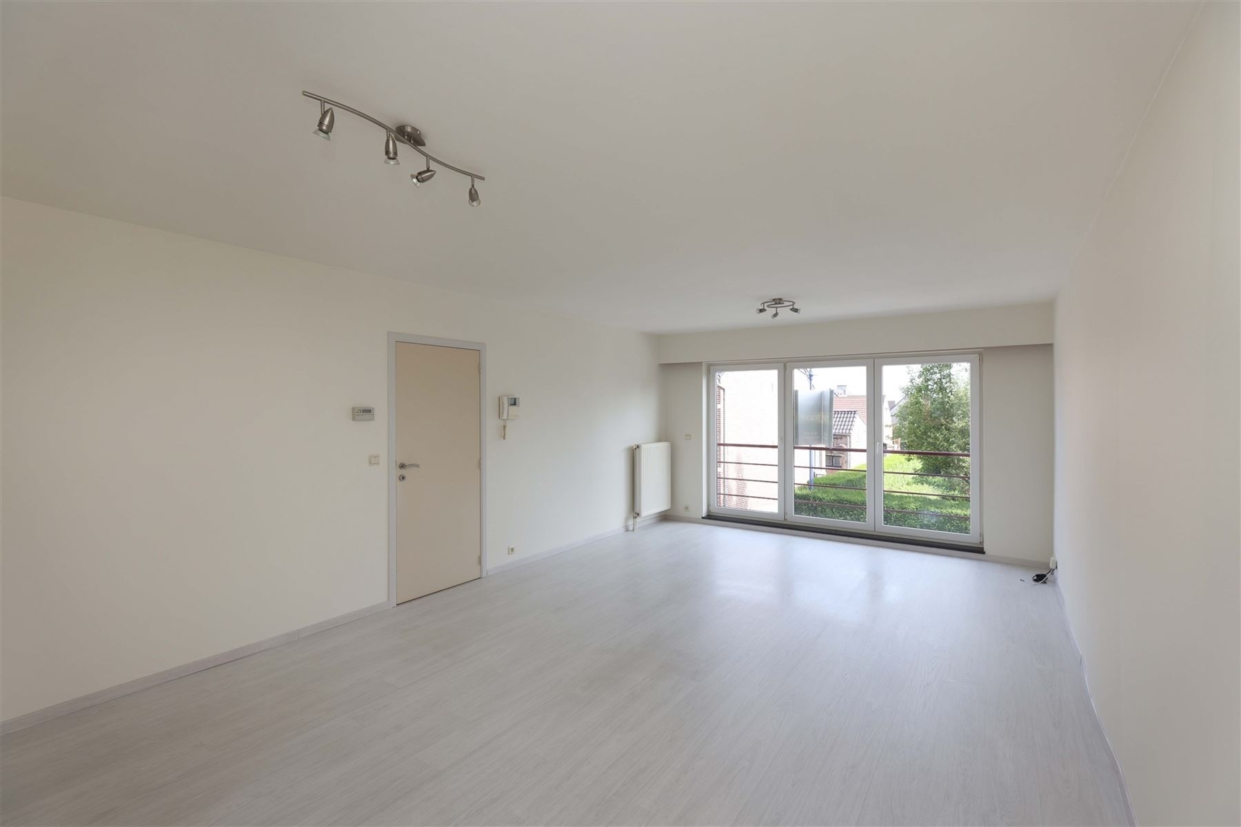 Knap appartement met 2 slaapkamers, ruim terras en carport gelegen in het centrum - foto 3