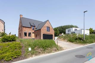 Voor een bezoek bel Saimen: 0470 79 24 20 of mail saimen@cornelis-goeman.be<br />
<p><span>Langsheen de Berendries te Michelbeke vindt u deze prachtige nieuwbouwwoning (2025) die tijdloze charme combineert met hedendaags wooncomfort. Deze stijlvolle pastoriewoning werd opgetrokken met kwalitatieve materialen en onderscheidt zich door haar authentieke architectuur, ruime volumes en landelijke uitstraling.</span></p>
<p><span>De woning verwelkomt u met een elegante inkomhal die toegang geeft tot de lichtrijke leefruimtes. Grote raampartijen zorgen voor een aangename lichtinval en een mooi contact met de tuin. De open leefruimte vormt samen met de keuken het hart van de woning en biedt alle mogelijkheden voor comfortabel gezinsleven en gezellige ontvangsten. Verder hebben we op het gelijkvloers een koele berging, een douchekamer/wasplaats en een riante dubbele garage voor twee wagens.</span></p>
<p><span>Op de verdieping bevinden zich vier volwaardige slaapkamers waarvan één met aansluitende dressing en een moderne badkamer (deze moet nog afgewerkt worden) en een afzonderlijke douchecel.</span></p>
<p><span>Dankzij de gunstige ligging combineert deze woning de rust van het landelijke Michelbeke met een vlotte bereikbaarheid naar Brakel, Oudenaarde, Zottegem en de belangrijkste verbindingswegen.</span></p>
<p><strong><span>Troeven:</span></strong></p>
<ul>
<li><span>Nieuwbouwjaar 2025</span></li>
<li><span>Authentieke pastorijstijl</span></li>
<li><span>Warmtepomp Lucht - Water</span></li>
<li><span>Ventilatie type D</span></li>
<li><span>Geïntegreerde garage</span></li>
<li><span>Gelegen op de gegeerde Berendries</span></li>
<li><span>EPB Label A</span></li>
</ul>
<p><span>Bent u op zoek naar een karaktervolle nieuwbouwwoning met uitstraling, ruimte en comfort? Dan is deze unieke eigendom beslist een bezoek waard.<br />Mogelijkheid om een achtergelegen bos aan te kopen.</span></p>