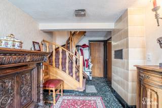 Welkom in deze charmante, op te frissen woning op de ideale locatie in Halle. Je wordt verwelkomd in de ruime inkomhal vanwaar je toegang hebt tot de grote garage en de berging/waskot. Op de eerste verdieping vind je de leefruimte en de keuken. De leefruimte is omgeven door grote ramen die veel natuurlijk licht binnenlaten. De ruime keuken biedt veel plaats om comfortabel te koken. Je hebt op deze verdieping ook een doorgang naar het terras/tuin. Op de 2e verdieping bevinden zich de 3 ruime slaapkamers, die elk eveneens veel natuurlijk licht binnenlaten, en de badkamer met ligbad en wastafel. Verder beschikt de woning nog over een grote zolder, met mogelijkheden tot inrichten of voor extra stockage plaats. De woning heeft een enorm charmante tuin en de ligging is een absolute top troef. Gelegen in een kalme, residentiële wijk, dichtbij alles wat centrum Halle te bieden heeft + voorzieningen en uitvalswegen. Het dak werd volledig gerenoveerd in 2018, wat bijdraagt tot een gunstige EPC C score. Mis je kans niet om deze woning te bezichtigen en vraag nu je bezoek aan. We kijken ernaar uit jullie te verwelkomen.