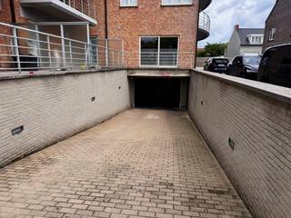 Ruime ondergrondse garagebox te koop op toplocatie in Residentie Proostdij – Kortemark<br /><br />Op zoek naar een veilige en praktische parkeer- of opslagoplossing in het centrum van Kortemark? Deze uitzonderlijk ruime ondergrondse garagebox in Residentie Proostdij, gelegen aan de Markt van Kortemark, biedt een unieke kans.<br /><br />De garage onderscheidt zich door haar dubbele lengte, waardoor er niet alleen plaats is voor een wagen, maar tevens extra ruimte beschikbaar is voor fietsen, motoren, opslag of hobbygerief. Dankzij de ondergrondse ligging geniet u van optimale veiligheid en bescherming tegen weersinvloeden.