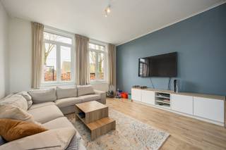 INDELINGGELIJKVLOERSInkomhal met trap naar de 1ste verdieping, woonkamer, eetkamer met ingemaakte kasten, achterinkom met keuken voorzien van een...