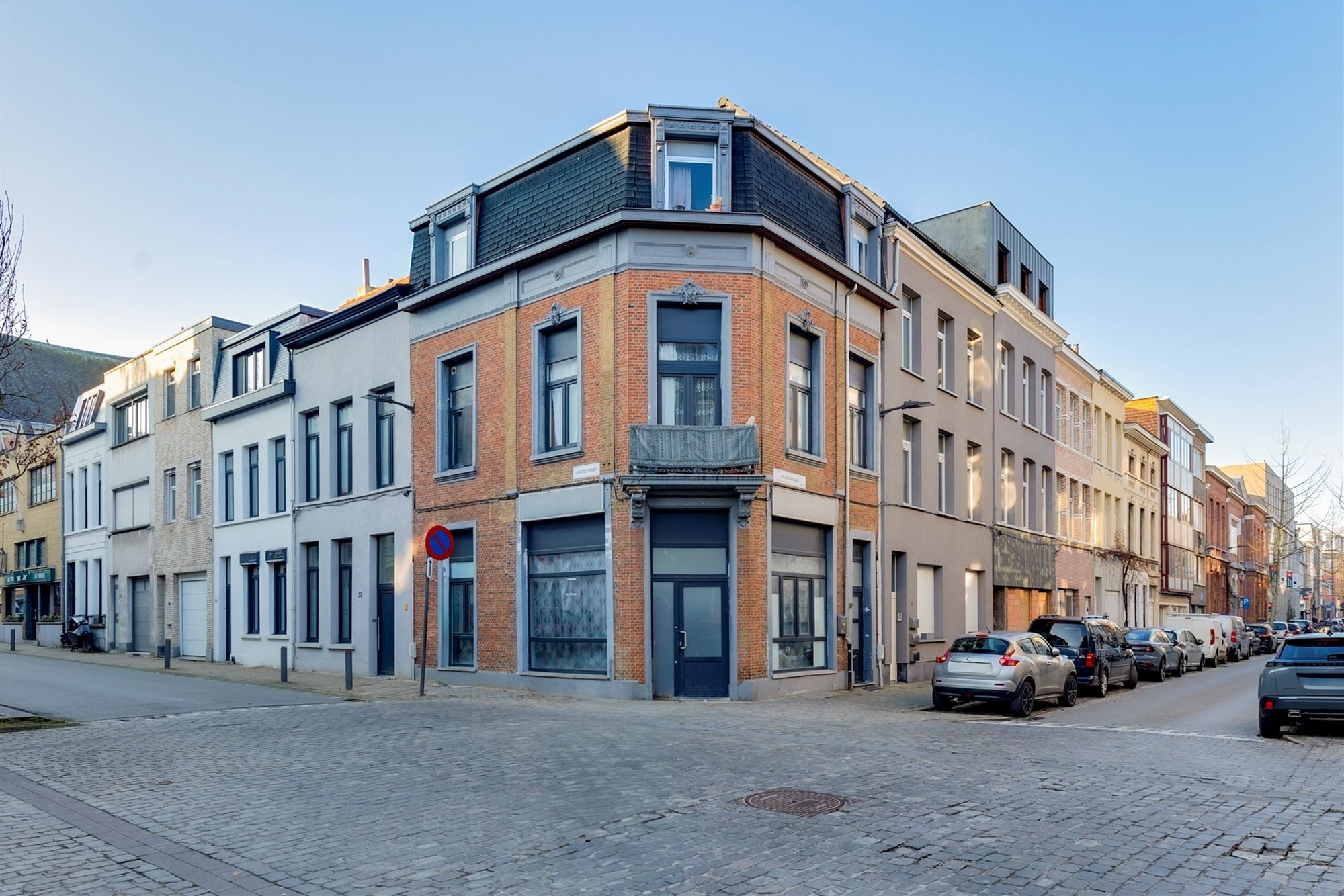 Ruime op te frissen woning met mog 4-5 slk te Berchem - foto 1