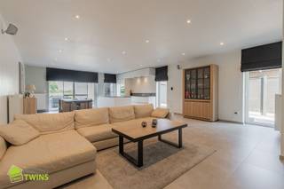 <p><span><span>Ruime halfopen bebouwing te Lebbeke | Bezoekmoment 11 juli 2026</span></span></p><p><span><span>Deze halfopen bebouwing bevindt zich in een rustige en residentiële wijk in Lebbeke en beschikt over een bewoonbare oppervlakte van </span><strong>201 m²</strong><span> op een perceel van </span><strong>507 m²</strong></span></p><p><span><strong> </strong></span></p><p><span><span>Deze woning werd gebouwd in 2018 en dankzij de energiezuinige voorzieningen zoals de 18 zonnepanelen behaalt de woning een EPC-label A. Bovendien is de elektriciteit conform, wat deze woning bijzonder aantrekkelijk maakt voor wie zorgeloos wil wonen.</span></span><br /><span><span>De woning combineert een praktische indeling met veel lichtinval en comfortabele leefruimtes, aangevuld met een oprit, een garage en een aangename achtertuin waar het heerlijk vertoeven is.</span></span></p><p><span><span> </span></span></p><p><span><span><u>Indeling: </u></span></span><br /><span><span>Via de inkomhal met gastentoilet betreed je de woning. Van hieruit kom je in de lichtrijke leefruimte die in open verbinding staat met de volledig ingerichte keuken. Aansluitend bevindt zich een praktische berging/wasruimte.</span></span><br /><span><span>De woning beschikt verder over een oprit, een garage en een aangename achterliggende tuin waar je in alle rust kan genieten. Op de eerste verdieping bevindt zich een ruime nachthal met apart toilet, twee slaapkamers waarvan één voorzien is van een ensuite dressing, en een badkamer uitgerust met ligbad, douche en dubbele wastafel in meubel. Via een vaste trap bereik je de zolderverdieping, die volledig kan worden ingericht als extra slaapkamer.</span></span></p><p><br /><span><span><u>Extra troeven:</u></span></span><br /><span><span>– Energiezuinige woning met EPC-label A</span></span><br /><span><span>– 18 Zonnepanelen </span></span><br /><span><span>– Elektriciteit conform</span></span><br /><span><span>– Rustige en residentiële toplocatie in Lebbeke</span></span><br /><span><span>– Oprit, garage en ruime tuin</span></span></p><p><span><span> </span></span></p><p><span><strong>Boek vandaag nog uw persoonlijke afspraak, wees er snel bij vooralleer het bezoekmoment volzet is. Contact: T. 052 55 55 55 </strong></span><span><strong>info@immotwins.be</strong></span><span><strong> </strong></span><span><strong>www.immotwins.be</strong></span></p>