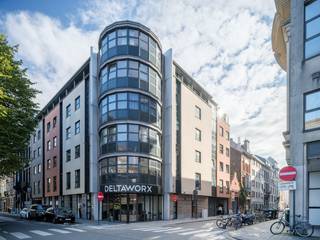Huidige verhuurwaarde: 895 euro <br />Verhuurwaarde na renovatie: 1000 euro<br /><br />Met zicht op de Gentse binnenwateren, recht tegenover de imposante Krook, wordt dit investeringsappartement met één slaapkamer te koop aangeboden. Het gebouw zal najaar 2026 een verregaande energetische renovatie ondergaan om de residentie geheel future-proof te maken. De onmiddellijke kosten zijn inbegrepen in de geafficheerde prijs en worden verder bekostigd aan de hand van een verhoging van de syndicusbijdragen.<br /><br />Op de hoek van de Oudescheldestraat en de Kuiperskaai, vinden we dit volledig instapklaar appartement dat bestaat uit een keurige inkomhal, slaapkamer met ensuite badkamer, keuken en leefruimte. Het is de ideale opportuniteit voor wie zich (of zijn/haar studerende kinderen, of huurders) wil vestigen op één van de meest gegeerde locaties in Gent. <br /><br />Elektrisch conform, asbestvrij en EPC-label A. <br />Geplande renovaties, inclusief energiezuinige gevelbekleding, renovatie van inkom, gaanderijen, ramen en plaatsing warmtepompen). Te bespreken met uw makelaar.