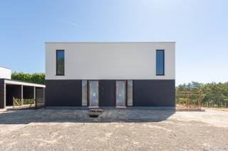 <p>Bent u op zoek naar energiezuinig en zorgeloos wonen? Een ideale investering? Of zoekt u eerder een moderne woning met oog op kwaliteit &amp; comfort? Gevonden!</p>
<p> </p>
<p>In de tweede bouwlijn en op een boogscheut van oprit E40 Aalst vinden we dit uitstekend gelegen nieuwbouwproject Eliani met 8 halfopen en gesloten bebouwingen. Elke woning in deze moderne verkaveling beschikt over 3 slaapkamers, een afgesloten privé tuin, een private berging en een autostaanplaats.</p>
<p> </p>
<p>Zo gebruikt men 'floor to ceiling windows' voor zoveel mogelijk lichtinval en geniet je van een lage energiefactuur dankzij de zonnepanelen, de regenwaterput en de warmtepomp (vloerverwarming &amp; koeling met ingebouwde boiler).</p>
<p> </p>
<p><u>Indeling W7</u></p>
<p>Via de inkomhal met apart toilet komen we in de leefruimte met half open keuken met aansluitend een berging. Dankzij de ingewerkte schuiframen is er geen opstap naar het terras met afgesloten tuin. Op de bovenverdieping vinden we 3 slaapkamers, wasplaats en de badkamer met inloopdouche, bad en dubbele lavabo en toilet.</p>