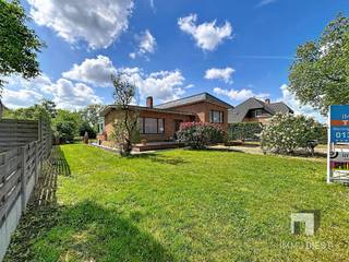 <p><span>Deze gezinswoning op 8,6are en zuidgerichte tuin heeft volgende troeven:</span></p><p><span> </span></p><p><span>Ligging &amp; omgeving</span></p><p><span>+ Residentiële ligging</span></p><p><span>+ Dicht bij centrum/scholen/winkels/)</span></p><p><span>+ Zuid gerichte tuin</span></p><p><span>+</span></p><p><span></span></p><p><span>Bouwtechnisch &amp; indeling</span></p><p><span>+ Stevig en degelijk gebouwd</span></p><p><span>+ Droge benedenverdieping (= garage + berging)</span></p><p><span>+ Leefruimte met veel licht</span></p><p><span>+ Veranda met zicht op tuin</span></p><p><span>+ Inpandige garage</span></p><p><span>+ Extra bureau ruimte tussen leefruimte en keuken</span></p><p><span>+ Twee ruime slaapkamers</span></p><p><span>+ Badkamer met douchecabine</span></p><p><span>+</span></p><p><span> </span></p><p><span>Comfort</span></p><p><span>+ Airco aanwezig</span></p><p><span>+ Veranda (verwarmd) met zicht op tuin</span></p><p><span>+</span></p><p><span></span></p><p><span>Bijzonderheden</span></p><p><span>+ Ligging, Ligging &amp; Ligging</span></p><p><span> </span></p><p><span>Wil je graag komen kijken, bel dan naar Immo Diest op 013/31.25.22</span></p>