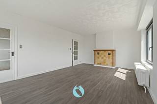 Dit appartement is gelegen in een rustige woonwijk van Wondelgem, op wandel- en fietsafstand van winkels, scholen, openbaar vervoer en een vlotte verbinding met R4/N9 en het stadscentrum (< 5km fietsafstand).<br /><br />De schil van het gebouw werd volledig aangepakt en voorzien van hoogrendementsglas, spouwmuur- en dakisolatie.<br />Elke unit beschikt ook over zonnepanelen wat resulteert in een uitstekende <strong>EPC-score B</strong>!<br /><br />Het appartement bevindt zich op de tweede verdieping.<br />De keuken en badkamer kan u nog naar eigen smaak en budget aanpakken.<br /><br /><u><strong>Grote troeven:</strong></u><br />- EPC label B<br />- zonnepanelen aanwezig<br />- hoekappartement = extra lichtinval<br />- geen lift en syndicus (lage gemeenschappelijke kosten)<br /><br /><u><strong>Indeling:</strong></u><br />inkomhal, leefruimte, keuken, berging, badkamer met toilet, lavabo en douche, twee slaapkamers (15m² - 13m²) en terras.<br />Garagebox verplicht aan te kopen aan € 18.500.<br />Tot slot is er ook een ruime gemeenschappelijke tuin met aangelegd terras voor de bewoners van dit gebouw.<br /><br />Op zoek naar een lichtrijk appartement dat u nog kan personaliseren qua stijl en smaak?<br />Eerder op zoek naar een investeringspand? Perfect mogelijk aangezien er veel vraag is naar afgewerkte panden in de buurt!<br /><br />Interesse? Bel snel naar het nummer 0498/45.30.15 of mail naar kurt@vastgoeddevos.be .