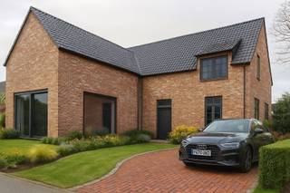 Af te werken ruwbouwwoning met veel mogelijkheden te LilleOp zoek naar een woning die u volledig naar eigen smaak en op korte termijn kan...