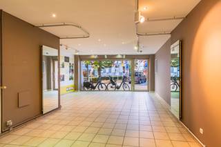 Handelsruimte van 77 m² met tal van mogelijkheden – centraal gelegen. Ontdek deze polyvalente handelsruimte van 77 m², ideaal gelegen op een...