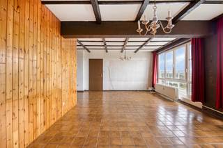 <p>immo DAVID stelt voor: op te frissen 2-slaapkamerappartement met prachtig uitzicht<br /><br />Op de 12de verdieping, zonder bovenburen, bevindt zich dit lichtrijke appartement van 83 m². Met een oppervlakte die ruim boven de gebruikelijke 72 m² ligt voor vergelijkbare appartementen in het gebouw, geniet u van extra leefruimte en comfort. Dankzij de hoge ligging geniet u bovendien van rust, privacy en een uitzonderlijk vrij uitzicht.<br /><br />De functionele indeling vormt de ideale basis voor een renovatie volledig naar eigen smaak. De woonkamer geeft, net als de keuken, rechtstreeks toegang tot het zuidgericht terras, waar u in alle rust kunt genieten van de groene omgeving.<br /><br />Verder beschikt het appartement over twee slaapkamers van elk 12 m², die ook perfect kunnen dienen als bureau, dressing of kinderkamer. De badkamer is uitgerust met een douche en een lavabo.<br /><br />Bovendien is het appartement voorzien van PVC-ramen met dubbele beglazing en beschikt het over een gunstig EPC B.<br /><br />De ligging is een absolute troef: vlak bij de Ring, het centrum van Brussel, het UZ Jette, scholen, openbaar vervoer, winkels, het Laarbeekbos en diverse fietsverbindingen.<br /><br />Bent u op zoek naar een ruim appartement met veel potentieel op een uitstekende locatie? Dan is dit de ideale opportuniteit.</p>
