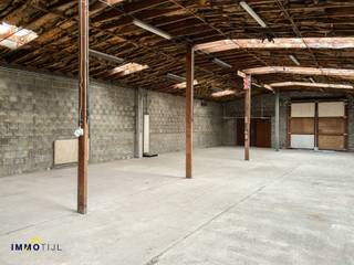 <p>Op zoek naar een goed gelegen opslagruimte voor uw professionele activiteiten? Deze ruime magazijnruimte (ca. <strong>220 m²)</strong> biedt tal van mogelijkheden voor zelfstandigen of kleine ondernemers.</p>
<p>Gelegen op een groot perceel, beschikt het magazijn over een <strong>voorste poort met geïntegreerde deur</strong> en een <strong>achterste houten poort</strong>, wat zorgt voor een vlotte toegankelijkheid.<strong><br /><br />Extra troef: achteraan bevindt zich een tuin, </strong>ideaal voor extra buitenopslag<strong>. Strategisch gelegen nabij de belangrijkste verbindingswegen richting Aalst en Ninove, met een vlotte bereikbaarheid.</strong></p>
<p>Afmetingen:</p>
<ul>
<li>Diepte: ca. 24 m</li>
<li>Breedte: ca. 9 m</li>
</ul>
<p></p>
<p>Interesse of vragen? Neem vrijblijvend contact op met <strong>Jonas</strong> via jonas@immotijl.be of bel <strong>0477 17 44 20</strong> voor meer info of een bezoek.</p>