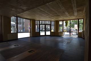 Deze handelsruimte +/- 60m² is gelegen pal in centrum van Turnhout gelegen te Grote Markt, op wandelafstand van de winkels, horeca en Turnova. Het pand omvat een open kantoorruimte, aparte ruimte, toilet, wastafel en een kelderberging.