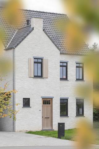 <strong>WONING LOT 19 IN WOONPROJECT PAULINA PARK TE LANKLAAR.</strong><br /><br /><strong>KENMERKEN WONING</strong><br /><span>- 3 Slaapkamers.</span><br /><span>- Oppervlakte woning: 144m².</span><br /><span><span>- Grondoppervlakte perceel: 4a31ca.<br /></span></span>
<p><strong>BEZOEK ONZE MODELWONING </strong><br />Ontdekken hoe het echt voelt om te wonen in Paulina Park? Maak nu een afspraak en kom onze modelwoning ontdekken.<br /><br /><strong>ALGEMEEN<br /></strong>In het verlengde van de Dr. Lenstralaan in Lanklaar, Dilsen-Stokkem, in de richting van de Zuid-Willemsvaart, is het uitzonderlijke woonproject <strong>Paulina Park </strong>in volle ontwikkeling. Dit project omvat <strong>29 karaktervolle open bebouwde woningen</strong> met tuin, smaakvol geïntegreerd in de groene omgeving aan het water.<br /><br /><strong>HARMONIEUS WONEN<br /></strong>Elke woning is voorzien van duurzame materialen die harmonieus aansluiten bij de omgeving. Bovendien is iedere woning uitgerust met <strong>vloerverwarming, warmtepomp, zonnepanelen en ventilatiesysteem D</strong>, zodat u gewapend bent voor een zorgeloze en energiezuinige toekomst!<br /><br /><strong>AFWERKING & MATERIALEN<br /></strong>Voor de <strong>afwerking worden ruime budgetten </strong>voorzien. Alle wooneenheden worden standaard <strong>hoogwaardig afgewerkt </strong>met <strong>duurzame en moderne materialen en technieken</strong>. We denken graag met u mee om de woning helemaal naar uw smaak en persoonlijkheid af te werken. Op basis van onze ervaring slagen we er steeds opnieuw in om een <strong>unieke en exclusieve uitstraling</strong> te geven naargelang uw wensen.<br /><br /><strong>LIGGING<br /></strong>Omringd door weelderig groen, biedt deze locatie vlakbij het Nationaal Park Hoge Kempen een idyllische leefomgeving. Ingesloten tussen de bosrand en het water van de Zuid-Willemsvaart creëert Paulina Park de perfecte balans tussen groen, water en comfort, met alles wat u nodig hebt binnen handbereik.<br /><br />Op slechts 5 minuten afstand bevinden we ons in het stadscentrum van Dilsen-Stokkem en met de oprit van de E314 op slechts 10 minuten afstand, geniet u van een vlotte verbinding met nabijgelegen steden (Genk, Maasmechelen, Hasselt,...).<br /><br /><strong>PRIJZEN<br /></strong>De vermelde prijzen zijn exclusief BTW op de constructie/infra-wegenis, verkooprechten op de grond, aktekosten, ereloon notaris, opzoekingskosten, aandeel verkavelingsakte en kosten aandeel nutsvoorzieningen. Contacteer ons voor een kostenraming.<br /><br />Bekijkt u deze advertentie via een aanverwante vastgoedsite, surf dan zeker naar onze website <strong>www.N78vastgoed.be </strong>voor een uitgebreide beschrijving en foto's. Meer informatie: <strong>+32 (0)89 86 18 88 </strong>of<strong> info@N78vastgoed.be</strong>.</p>