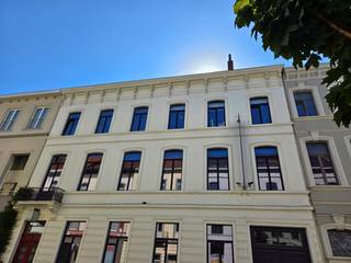 Deze Kantoorruimte bevindt zich in een sublieme en karaktervolle herenwoning. De kantoorruimte van 325 m² is gelegen op enkele passen van de rechtbank en is toegankelijk via een privatieve en statige inkomhal. De eigenlijke kantoorruimte situeert zich op de tweede en derde verdieping en heeft volgende indeling. Tweede verdiep: ontvangstruimte, keukenruimte en 6 afzonderlijke burelen. Op de derde verdieping: een polyvalente ruimte, 2 afzonderlijke burelen, zeer ruime vergaderzaal en een archiefruimte. Beide verdiepen zijn toegankelijk via een lift. Parking beschikbaar. <br /><br />Interesse? Bel of mail Jasper 0479/27.71.92 - Jasper@immopottelberg.be