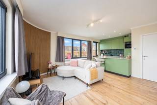 Op zoek naar een lichtrijk appartement met een ruime indeling, volledig gerenoveerd met kwaliteitsvolle materialen en mooi onderhouden? Dan is dit pareltje een buitenkans!
De Florent Geversstraat 54 geniet van een uiterst centrale ligging in het hart van Edegem, op wandelafstand van het gezellige centrum met zijn winkels, horecazaken, scholen en dagelijkse voorzieningen. 

Het appartement bevindt zich op de tweede verdieping van een verzorgd, kleinschalig gebouw en verwelkomt u in de gezellige leefruimte boordevol natuurlijk licht. De open leefkeuken vormt één geheel met de leefruimte en werd volledig vernieuwd in 2021. Verder beschikt het appartement over een ruime slaapkamer en een stijlvolle badkamer. 
Dit appartement heeft een goede epc-score van 276 kWh/m²jaar. De PVC-ramen beschikken over dubbele beglazing en verwarmen doet u op centrale verwarming op aardgas met een individuele condensatieketel van Bulex. Het dak werd vernieuwd en geïsoleerd conform de geldende normen, en ook de elektrische installatie werd gekeurd en is volledig conform tot 2046. Het gebouw beschikt over aparte meters voor gas, elektriciteit en water (via tussenmeter). De maandelijkse kosten bedragen €50 en omvatten de blokpolis en de elektriciteit van de gemene delen.

Koopt u als enige en eerste woning? Dan geniet u van het verlaagde tarief van 2% verkooprechten.
Bent u reeds eigenaar? Verkoop uw eerste eigendom binnen de 2 jaar en profiteer alsnog van deze gunstmaatregel.

Voor meer informatie of een gratis waardebepaling van uw vastgoed kan u een aanvraag invullen op onze website of even bellen op het nr. 03/345.88.99.