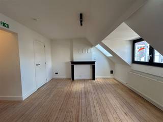 <p><span><span>Op de Tiensevest, op wandelafstand van het Station van Leuven, kan je deze prachtige studentenkamer terugvinden in een gerenoveerd herenhuis. Het gebouw beschikt over een inpandige fietsenstalling, een moderne gemeenschappelijke keuken en een gezellige stadstuin waar de studenten kunnen samenkomen om te ontspannen. In Residentie Zucchero wordt volop ingezet op hoge kwaliteit en graad van afwerking, wat zorgt voor een absolute meerwaarde. Dit is gebouw is op een uiterst gunstige locatie gelegen, in nabijheid van het stadscentrum, allerlei campussen, faciliteiten en het Station van Leuven.</span></span><br /><br /><span><span>De kamer bevindt zich op de derde verdieping aan de achterzijde van het gebouw en wordt volledig bemeubeld aangeboden. Ze is uitgerust met een tweepersoonsbed inclusief matras, een bureau, een ontbijtblok met microgolfoven en koelkast en een ruime kleerkast. Kortom, alles is aanwezig om het studentenleven zo comfortabel mogelijk te maken. </span></span><br /><br /><span><span>Interesse of een bezichtiging ter plaatse? Contacteer ons via </span></span><span><span>verhuur@connect-immo.be</span></span><span><span> of 016 229 228</span></span><br /><br /><span><span>Huurprijs: €715 + €90 provisie lasten</span></span><br /><span><span>*Exclusief studententaks</span></span><br /><span><span>Beschikbaar vanaf 1 september!</span></span></p>