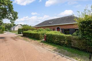 <strong>Te renoveren vrijstaande woning met optionele bouwgrond – Keerbergen</strong><br />
<p>Bent u op zoek naar een <strong>ruime woning met veel potentieel</strong>, gelegen in een <strong>groene en rustige omgeving</strong>? Deze vrijstaande woning op een perceel van 895 m² biedt u tal van mogelijkheden en bevindt zich op een uitstekende locatie in <strong>residentieel Keerbergen</strong>, op een boogscheut van winkels, scholen en verbindingswegen.</p>
<p>Wat deze aanbieding extra interessant maakt, is de mogelijkheid tot aankoop van de <strong>naastgelegen bouwgrond</strong> van 583 m² (lot 2) met een <strong>goedgekeurde verkavelingsvergunning</strong> – ideaal voor uitbreiding, nieuwbouw of als investering.<br /><br /><strong>Woning met ruimte, licht en mogelijkheden:</strong></p>
<p>De woning biedt een <strong>bewoonbare oppervlakte van maar liefst 351 m²</strong>, verdeeld over twee verschillende niveaus en ruimtes die aangepast kunnen worden aan de wensen van de koper. Momenteel zijn er <strong>7 ruime slaapkamers</strong>, waarvan <strong>3 zich op het gelijkvloers</strong> bevinden – een interessante troef voor wie gelijkvloers wonen verkiest of een praktijkruimte overweegt.</p>
<p>De <strong>leefruimte</strong> is ruim en lichtrijk, met een directe verbinding naar de keuken. Aan de andere zijde van de woning bevindt zich een <strong>inpandige garage</strong> met rechtstreekse toegang tot de tuin – handig voor fietsen, tuinmateriaal of een extra berging.</p>
<p>Met wat renovatie en creatieve indeling kan deze woning omgevormd worden tot een <strong>comfortabele gezinswoning</strong>, <strong>kangoeroewoning</strong>, of zelfs een combinatie van wonen en werken.<br /><br /><strong>Optionele bouwgrond – extra mogelijkheden:</strong></p>
<p>Grenzend aan het perceel van de woning bevindt zich <strong>een tweede perceel bouwgrond van 583 m²</strong> met een <strong>goedgekeurde verkavelingsvergunning</strong>. Dit perceel is <strong>optioneel bij aan te kopen</strong> en biedt ruimte voor:</p>
<ul>
<li>
<p>De bouw van een tweede woning (voor familie of als investering)</p>
</li>
<li>
<p>Het uitbreiden van de tuin en het creëren van een uitzonderlijk grote eigendom</p>
</li>
<li>
<p>Verdere ontwikkeling op termijn</p>
</li>
</ul>
<p><strong>Totale oppervlakte beide percelen (lot 1 + lot 2): 1.560 m²</strong><br /><strong>Vraagprijs voor het naastgelegen perceel (lot 2): €189.000<br /><br /></strong><strong>Troeven op een rijtje:</strong></p>
<ul>
<li>
<p>Vrijstaande te renoveren woning met veel ruimte en mogelijkheden</p>
</li>
<li>
<p>7 slaapkamers</p>
</li>
<li>
<p>Inpandige garage met doorgang naar tuin</p>
</li>
<li>
<p>Rustige, groene ligging in residentiële buurt van Keerbergen</p>
</li>
<li>
<p>Optioneel bij te kopen bouwgrond met verkavelingsvergunning</p>
</li>
<li>
<p>Totale oppervlakte perceel met beide lots: 1.560 m²</p>
</li>
<li>
<p>Ideaal voor gezinnen, investeerders of wie op zoek is naar een combinatie wonen-werken</p>
</li>
</ul>
<p><strong>Interesse?</strong><br />Deze woning biedt een unieke kans om te wonen in alle rust en groen, met het comfort van ruimte en uitbreidingsmogelijkheden. <br />Laat je inspireren door de indelingsplannen en ontdek het potentieel tijdens een bezoek.</p>
<p><strong>Contacteer onze vastgoedverantwoordelijke</strong> op het nummer <strong>0492/406156</strong> of mail naar <strong>keerbergen@deboerenpartners.be</strong></p>