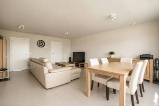 In de recente Residentie Kemzeke bevindt zich dit instapklare appartement op de 2de verdieping, met een bewoonbare oppervlakte van 102 m² en een zonnig terras (ZW-oriëntatie).<br /><br />Indeling:<br /><br />De lichtrijke leefruimte sluit mooi aan op de open keuken, uitgerust met kwalitatieve Smeg-toestellen en een praktische ontbijtbar. Via het schuifraam bereikt u het terras. Verder beschikt het appartement over twee ruime slaapkamers, een grote badkamer met lavabomeubel, kolomkast, inloopdouche en toilet, een apart gastentoilet, een nachthal met ingemaakte kast en een praktische berging met wasaansluiting.<br /><br />Comfort &amp; technieken:<br /><br />- EPC A+ (E-peil 14)<br />- vloerverwarming met HR gasketel<br />- ventilatiesysteem D met warmterecuperatie<br />- akoestisch glas aan de straatzijde<br />- professioneel geschilderd en voorzien van LED-verlichting<br /><br />Extra troeven<br /><br />- privatieve zonnepanelen op de garage<br />- ruime, gemetste garage met automatische sectionaalpoort (optioneel aan te kopen aan €30.000)<br />- lift aanwezig in het gebouw<br /><br />Ligging:<br />Uitstekend gelegen tussen Sint-Niklaas en Hulst, met vlotte verbinding naar E17 en N49 en alle voorzieningen in de nabijheid.<br /><br />Interesse?<br />imani@deboerenpartners.be of 03 377 55 00