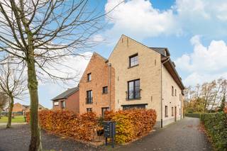 Rustig gelegen recent gelijkvloers appartement van 80m² met 2 slaapkamers, grote zuidwest tuin met terras en mooi landelijk uitzicht! Het...