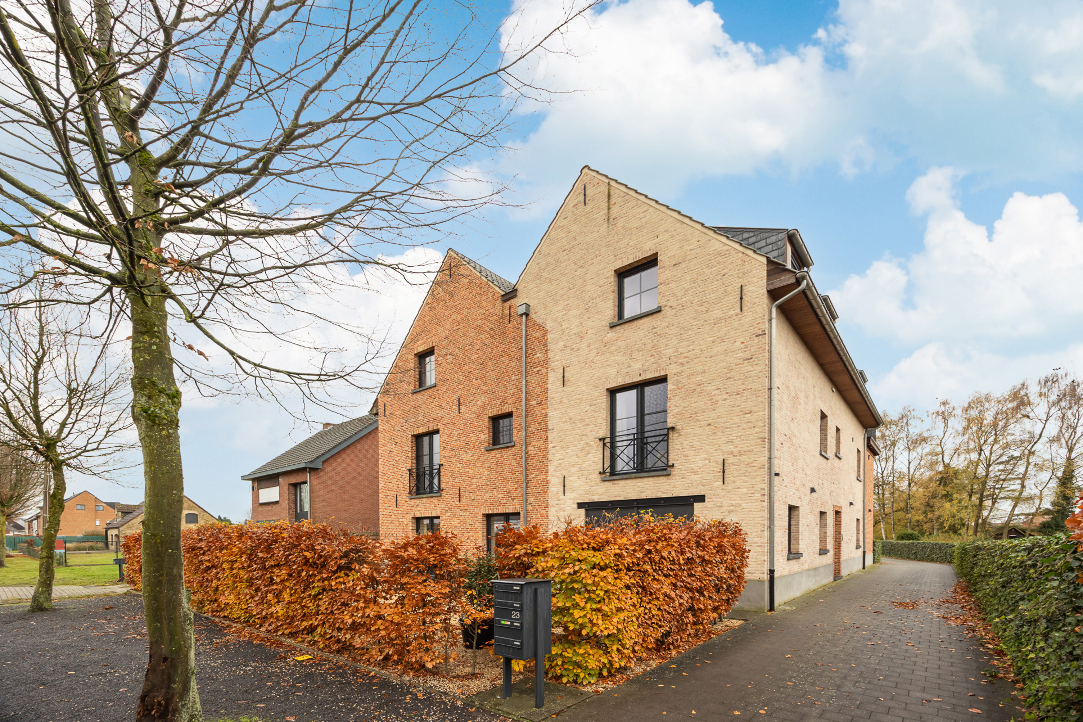 Recent gelijkvloers appartement van 80m² met 2 slks, tuin, garagebox, autostaanplaats en kelderberging. - foto 1