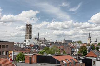 Dit uitstekend gelegen en gerenoveerd appartement is gelegen aan de stadsrand van Mechelen.<br />Het is op de 4de verdieping die bereikbaar is met een lift.<br /><br />Bij het binnenkomen wordt u verwelkomd in een verzorgde inkomhal die toegang biedt tot de verschillende ruimtes. De grote en lichtrijke woonkamer vormt het warme hart van het appartement en biedt een aangename leefomgeving met veel natuurlijke lichtinval.<br /><br />De volledig geïnstalleerde, moderne keuken is praktisch ingericht en voorzien van alle hedendaagse comfort.<br /><br />Verder beschikt het appartement over een stijlvolle badkamer met inloopdouche, een apart toilet en twee ruime slaapkamers, ideaal voor gezinnen, koppels of wie extra ruimte wenst voor een bureau of hobbykamer.<br />Als extra troef beschikt u over een gezellig terras waar u kan genieten van een prachtig zicht op de iconische Sint-Romboutstoren.<br /><br />Er is tevens een privatieve bergkelder.<br /><br />Dit appartement verkeert in goede staat en combineert een uitstekende ligging met comfortabel wonen nabij winkels, horeca, openbaar vervoer en alle voorzieningen die Mechelen te bieden heeft.<br /><br />Troeven op een rijtje:<br />✔ Toplocatie in Mechelen<br />✔ 4de verdieping met lift<br />✔ Grote, lichtrijke woonkamer<br />✔ Moderne, volledig geïnstalleerde keuken<br />✔ 2 ruime slaapkamers<br />✔ Badkamer met inloopdouche<br />✔ Apart toilet<br />✔ Terras met uniek zicht op de Sint-Romboutstoren<br />✔ Appartement in goede staat<br /><br />Heeft u interesse of vragen? Contacteer ons via jeffrey@jurimmo.be of +32 474 04 13 26