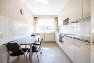 Bent u op zoek naar een ruim (118m²) appartement met twee slaapkamers en twee terrassen? Dan stellen wij graag deze unieke kans aan u voor op de tweede verdieping (met lift)!<br /><br />Indeling:<br />U komt binnen in de ruime inkomhal met vooraan de lichtrijke woonkamer (43m²) met aanpalend de keuken (10,5m²) die voorzien is van een kookplaat, dampkap, microgolfoven, dubbele spoelbak en een vaatwasser. Naast de keuken is er een aparte berging waar er aansluitingen zijn voor een wasmachine en/of droogkast.<br />Centraal is er de badkamer (6m²) met ligbad en douchefunctie, toilet, handdoekradiator en een enkele lavabo verwerkt in een badkamermeubel. Verder zijn er nog twee slaapkamers (17m² & 12m²) en een grote bergkamer (2m²) met ingebouwde kasten. Vooraan is er een terras over de gehele lengte, alsook achteraan!<br />Ligging:<br />Uitstekende centrale ligging met aan de voordeur de tramhalte van tram 5! Op enkele minuten verwijderd van winkels, horeca, scholen, verbindingswegen, e.d. Aan de overzijde van de Bremweide en op wandelafstand van Domein Ertbrugge.<br />Pluspunten:<br />- Dak is geïsoleerd <br />- Twee grote terrassen<br />- Ruim appartement<br />- Privatieve kelderberging<br />Voor meer informatie of een bezichtiging kan u One vastgoed steeds bereiken op volgend nummer 03 360 85 30