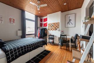 Laatste unit beschikbaar!Ruime studentenstudio gelegen in de Steenbergstraat 2. Vlakbij campussen van de KUL en KDG Groenplaats. De studio +- 18 m²...