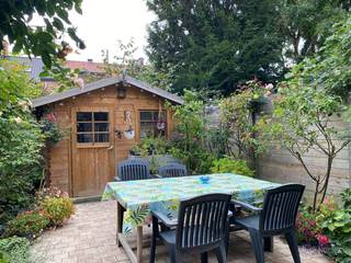 Uitstekend gelegen gezinswoning met 4 slaapkamers.<br /><br />Deze woning bestaat gelijkvloers uit een inkomhal waar plaats is voor een fiets, een voorplaats, een tussenplaats en achteraan een keuken met aansluitend een wasruimte en de badkamer met ligbad en enkele wastafel.<br /><br />Op de eerste verdieping zijn er 2 ruime slaapkamers.<br /><br />Op de tweede verdieping, onder het dak, zijn er nog eens mogelijk 2 slaapkamers.<br /><br />Verder is er nog een kelderruimte.<br /><br />Tot slot is er een knusse en groene stadstuin met tuinberging. Een tuin waarin je in alle rust kan genieten. <br /><br />Nieuwsgierig naar deze woning, maak snel een afspraak via info@immoruelens.be