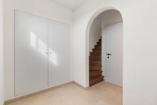 Te huur: modern en luxueus afgewerkte halfopen woning in Wielsbeke met grote tuin. Deze woning combineert eigentijdse architectuur met energiezuinig...