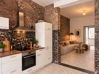 <p>49 m², een flinke dosis karakter en een interieur dat meteen goed zit.</p><p>In de Erwtenstraat 25/001 vind je een gelijkvloers appartement waar authentieke details en een frisse, moderne afwerking elkaar perfect aanvullen. Compact in oppervlakte, maar verrassend sterk in uitstraling.</p><p>De leefruimte heeft precies die warme, rauwe sfeer die dit appartement zo bijzonder maakt. Originele bakstenen muren, karaktervolle houten balken en een mooie lichtinval zorgen voor een interieur met persoonlijkheid. De open keuken met witte kasten, houten werkblad en bakstenen achterwand sluit daar naadloos bij aan. Een fijne plek om te koken, vrienden te ontvangen of gewoon lekker thuis te zijn.</p><p>Aan de straatzijde ligt de slaapkamer, met grote ramen die het daglicht mooi binnenhalen. Ook hier komen de authentieke materialen helemaal tot hun recht. De badkamer is strak en eigentijds afgewerkt, met een inloopdouche, zwarte accenten en opnieuw die prachtige bakstenen muur.</p><p>Achteraan wacht nog een fijne extra: **toegang tot een gedeelde koer**. Een aangename buitenplek om even van de stad te ontsnappen.</p><p>En die stad? Die ligt gewoon aan je voeten. Vanuit de Erwtenstraat zit je vlak bij Park Spoor Noord, het Eilandje en het bruisende Antwerpse stadsleven.</p><p>**49 m² | 1 slaapkamer | 1 badkamer | gedeelde koer | EPC B**</p><p>**Vraagprijs: €179.000**</p><p>Rechtstreeks te koop van eigenaar.</p><p>Interesse om dit appartement zelf te ontdekken? Bel gerust voor een bezoek op **0456 83 87 68**.</p>